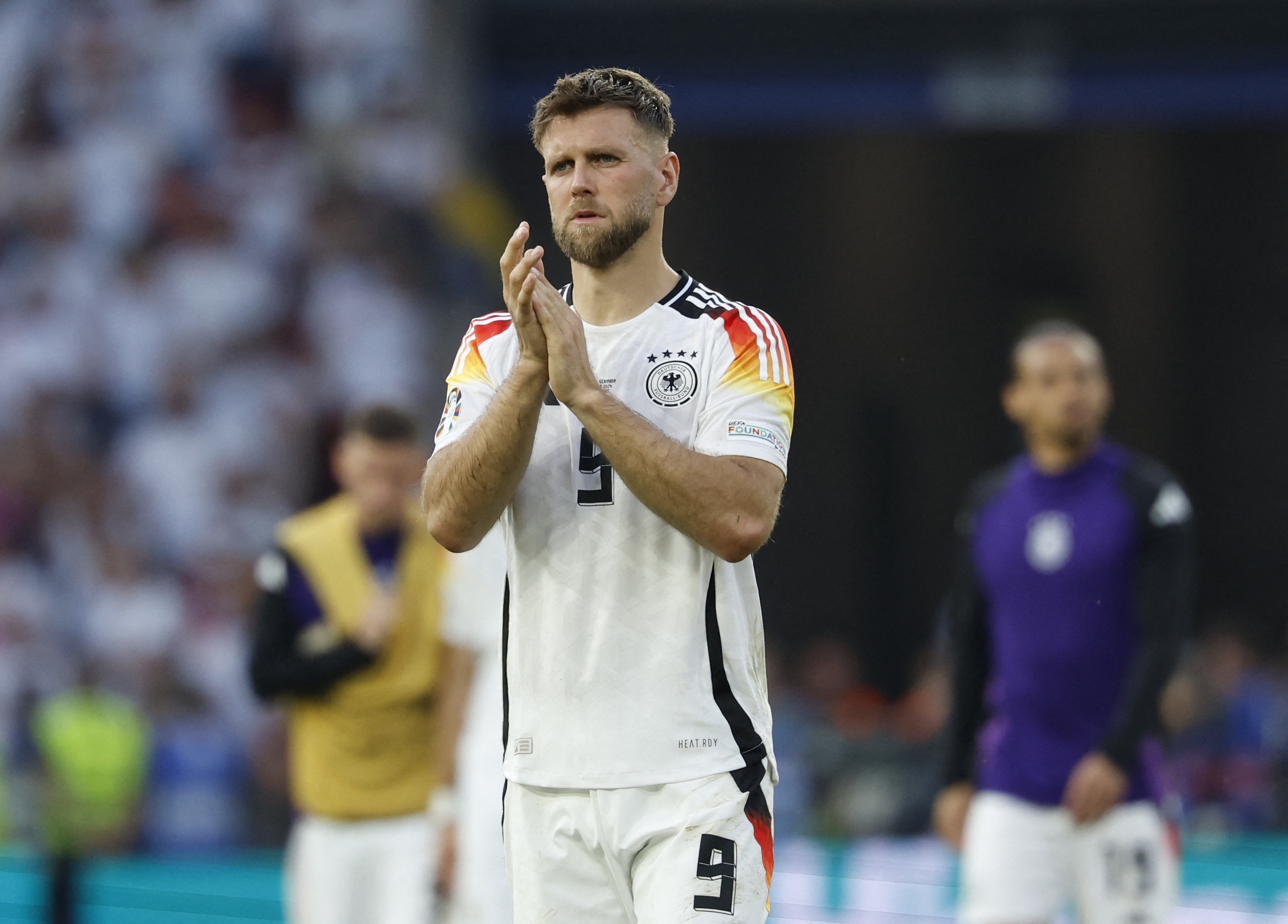 我刚提的新车啊！跟队记者：米兰新援菲尔克鲁格一根脚趾骨折